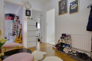Entrance Hallway- click for photo gallery